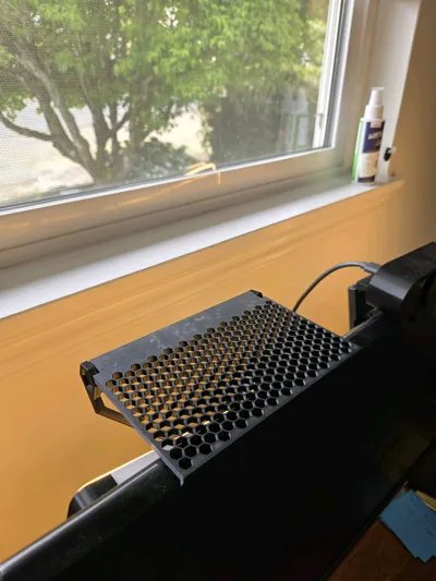 Adjustable Monitor Shelf Fits Any Display – Verstellbares Monitorregal Universelles Bildschirmregal Flexibles Displayregal Anpassbares Monitorregal Bildschirmständer verstellbar by Produktbild