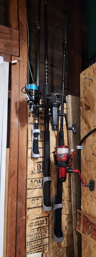 Fishing Pole Holder Wall Mount Any Size – Angelrutenhalter Wandmontage Rutenständer Fischerzubehör Angelzubehör by HC3D Produktbild