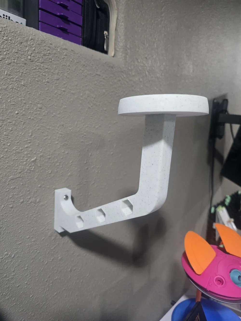 Juanmakes Helmet Hanger V2 – Helmhalterung Helmhaken Helmorganizer Helmbefestigung Helmständer by HC3D Produktbild